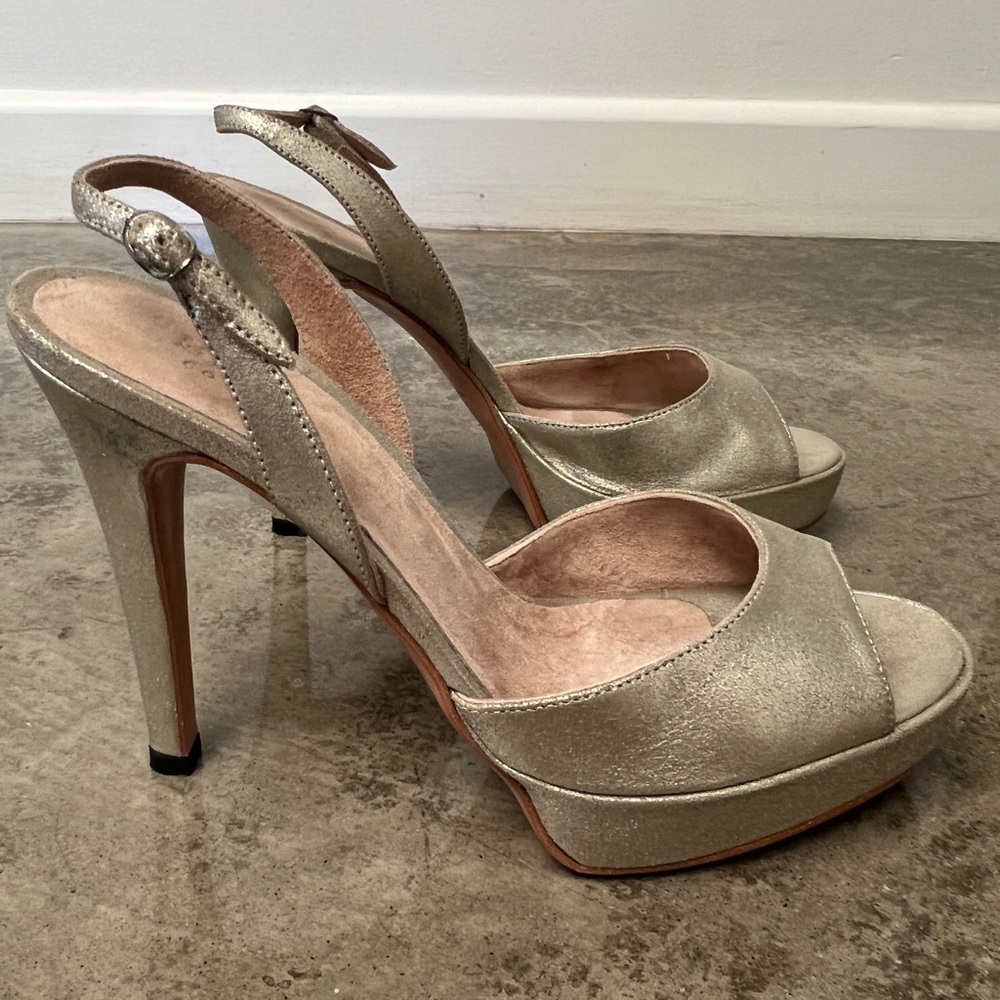 Barney’s New York Co-op champagne metallic leather platform shoes, sz 7, EUC.